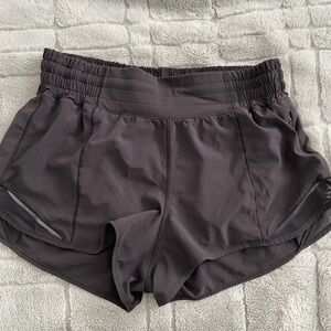 lululemon hotty hot high rise 2.5 shorts
